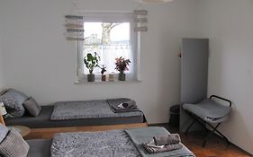 #1Gemütliches ruhiges sonniges Balkonzimmer mit Gemeinschaftsbad W-Lan Airport nah Late Night Check in Haus Nr 9,5